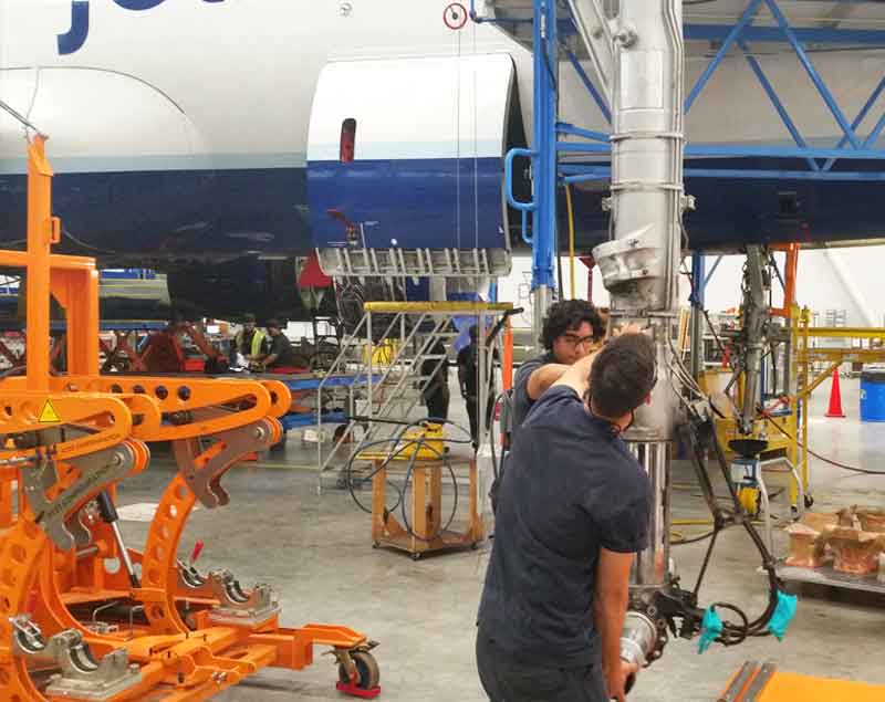 Maintenance team is installing landing gear thanks to Dedienne Aerospace tooling